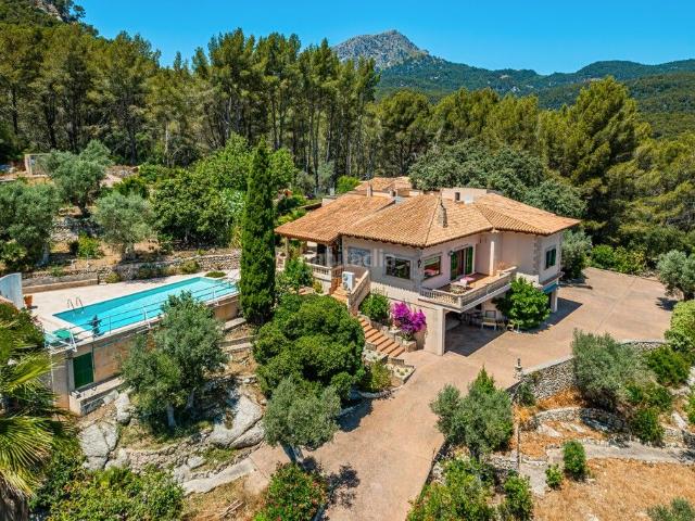 Masía en venta en Baleares Puigpunyent. Villa de campo con pista de tenis en venta cerca de Puigpunyent, Mallorca Oeste. Masías.