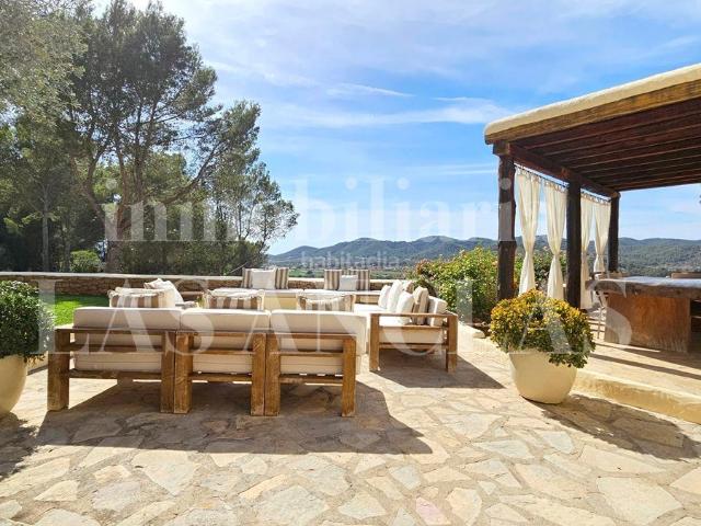 Masía en venta en Baleares Sant Antoni de Portmany. Villa de estilo ibicenco con amplio jardín y hermosas vistas al campo. Masías Sant Antoni de.