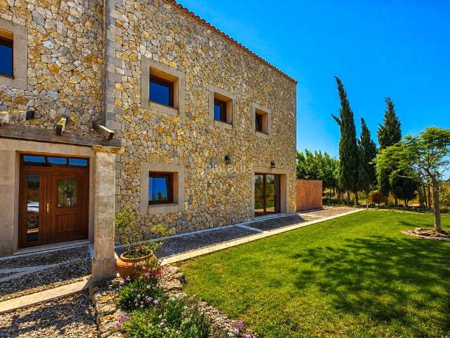 Masía en venta en Baleares Sencelles. Un refugio mediterráneo apartado, rodeado de viñedos, montañas y vistas infinitas. Masías.