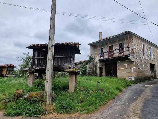 Masía en venta en Barbadás. 74.000 casa y terreno 2.250m2 bentracesbarbadas. Masías.