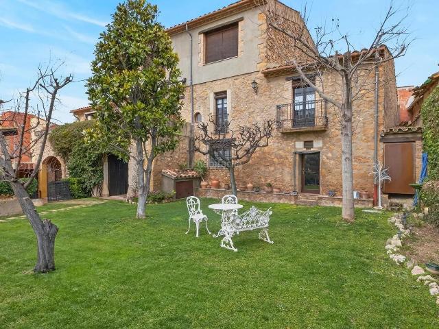 Masía en venta en Bàscara. Masía del siglo XVIII con licencia turística, piscina y apartamento independiente. Masías.