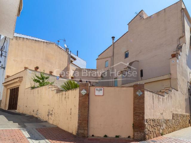 Masía en venta en Begur, Begur Costa Brava. Casa de pueblo en el centro de Begur con gran potencial de reforma, patio privado, terrazas y vistas al castillo. Masías.