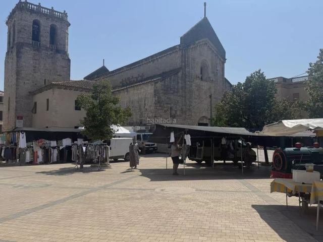 Masía en venta en Besalú. Casa de pueblo situada en Besalú, en la plaza, ideal para negocio. Masías.