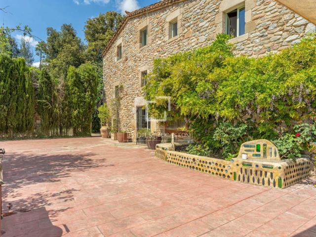 Masía en venta en Bescanó. Casa rural del siglo XVIII con encanto y 2,3 hectáreas en venta en El Gironès, Girona. Masías.