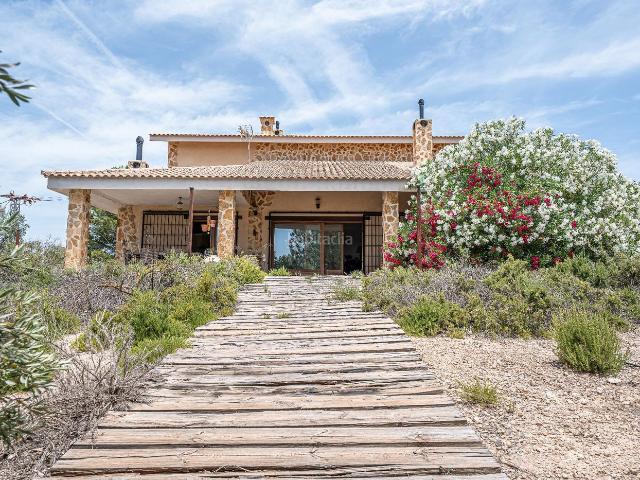 Masía en venta en Biar. Masía con encanto en Biar, ideal como residencia privada o proyecto rural exclusivo. Masías.