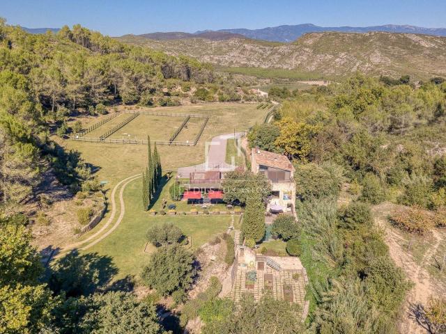 Masía en venta en Boadella i les Escaules. Encantadora casa rural en una finca ecuestre en venta en el Alt Empordà. Masías Boadella i les.