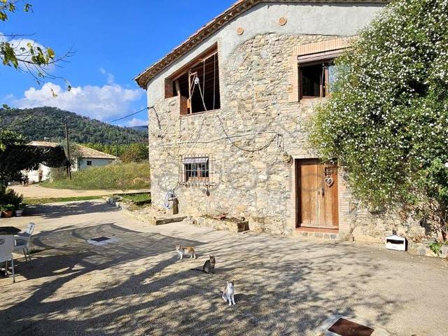 Masía en venta en Brunyola i Sant Martí Sapresa. SANT MARTÍ SAPRESA. CASA MASIA 240 m2, TERRENO LLANO 2.100 m2, 5 HABITACIONES, 2 BAÑOS, CHIMENEA, VISTAS. Masías Brunyola i Sant Martí.