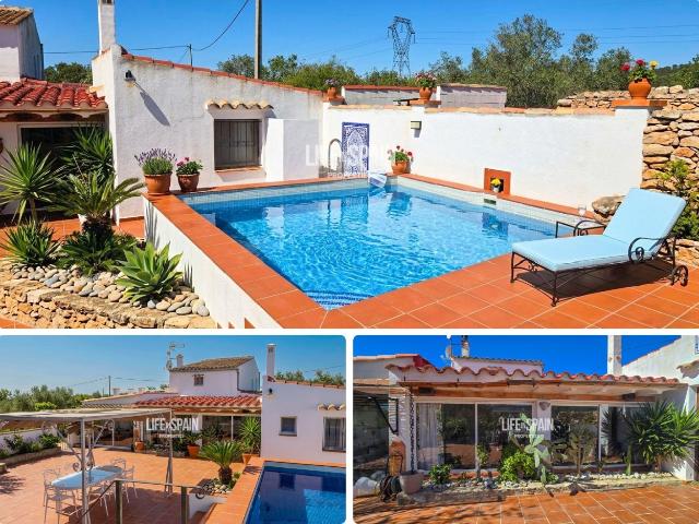 Masía en venta en Camarles Costa Dorada. Finca con agua, luz y piscina. Masías.