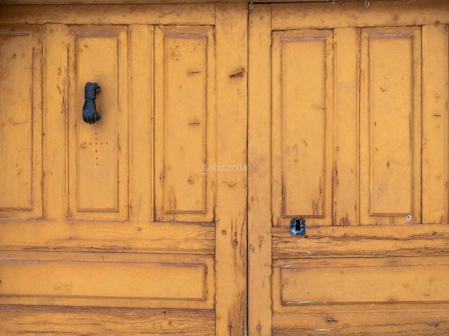 Masía en venta en Canal de Berdún. Casa tradicional aragonesa junto a la histórica Torre de Majones. Masías Canal de.