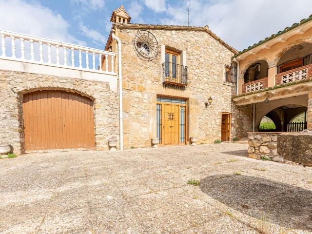 Masía en venta en Cabanelles. Espectacular masía. Masías.