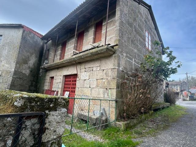 Masía en venta en Carballiño O. Lote de dos casas rústicas con amplia parcela en entorno tranquilo. Masías Carballiño.