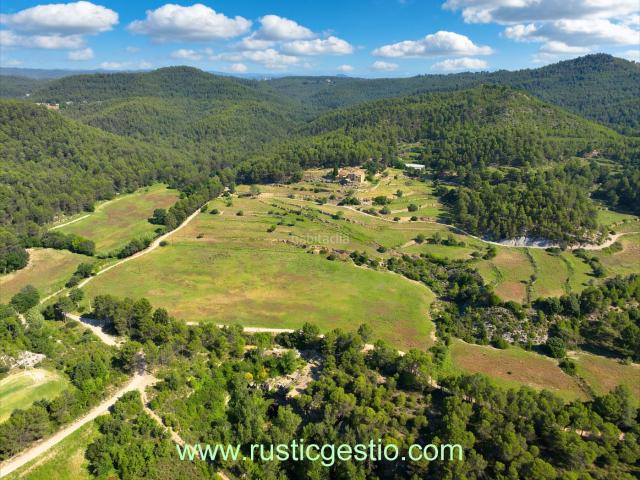 Masía en venta en Castellgalí. Finca rústica amb masia i granja a Castellgalí Barcelona. Masías.
