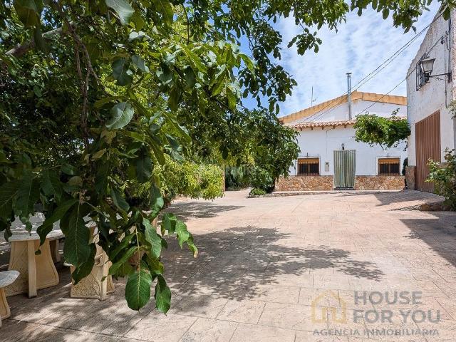 Masía en venta en Castril. Finca rústica con dos viviendas reformadas, olivar ecológico y autosuficiencia energética en Castril Granada. Masías.