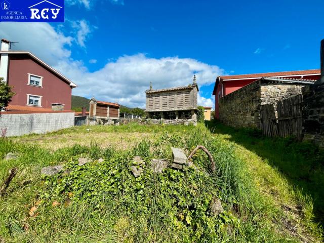 Masía en venta en Catoira. CASA CON TERRENO Y HÓRREO EN CATOIRA PARA RESTAURAR. Masías.