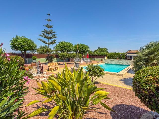 Masía en venta en Catral. Finca rural exclusiva de estilo mediterraacuteneo un oasis de tranquilidad y lujo. Bienvenido a esta impresionante finca mediterra. Masías.