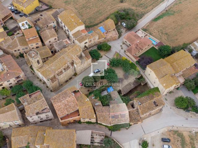 Masía en venta en Cistella. Casa pairal totalmente a reformar con jardín privado en venta en Alt Empordà, Girona. Masías.