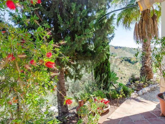 Masía en venta en Cómpeta. Encantadora casa de campo a muy poca distancia de Cómpeta. Masías.