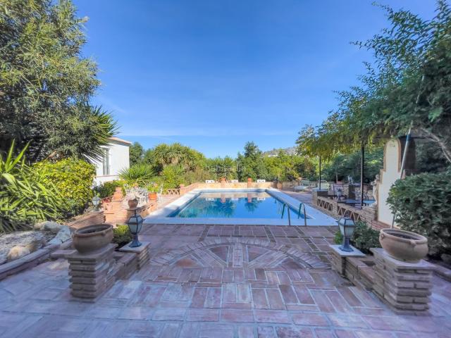 Masía en venta en Coín. Cortijo reformado de 5 habitaciones en Coín con plantación de aguacates. Masías.