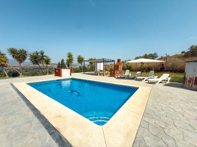 Masía en venta en Coín. Encantadora finca rural con licencia turística, piscina y vistas impresionantes al campo. Masías.