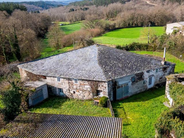 Masía en venta en Corgo O. Casa de piedra a restaurar con alpendres y riachuelo en O Corgo. Masías Corgo.
