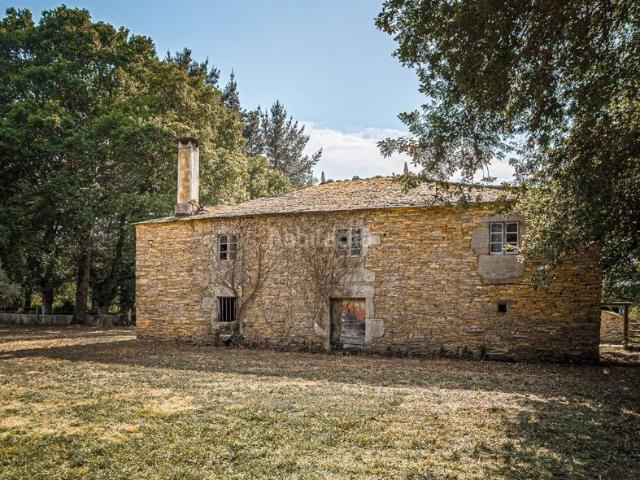 Masía en venta en Cospeito. Dos casas de piedra con dos establos para caballos en Cospeito. Masías.