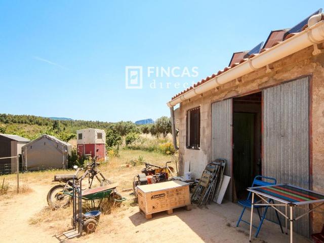 Masía en venta en Cretas. Finca rústica con maset autosuficiente de 1 dormitorio e instalaciones ecuestres, entre Arnes y Cretas. Masías.