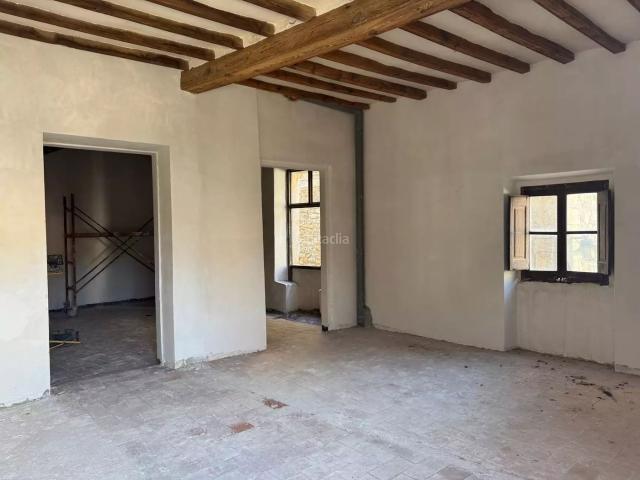 Masía en venta en Crespià. Casa de pueblo para restaurar, situada en Crespià. Masías.