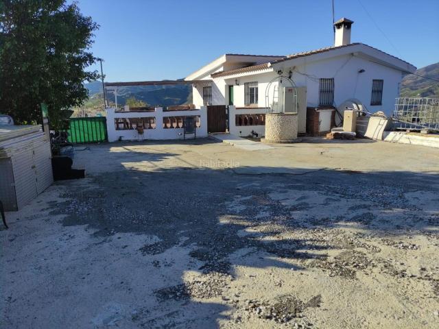 Masía en venta en Cútar. SE VENDEN 2 CASAS Y 1 APARTAMENTO CON PISCINA Y ARBOLES FRUTALES. Masías.