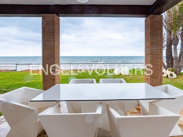 Masía en venta en Dénia, Les Bassetes El Marjal. Exclusiva villa en primera línea de playa. Masías.