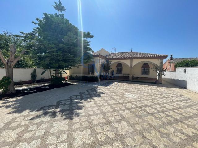 Masía en venta en Dos Hermanas, La Hacienda Nueva Andalucía. MAGNÍFICO CHALET EN URBANIZACIÓN LAS VIÑAS. Masías Dos.
