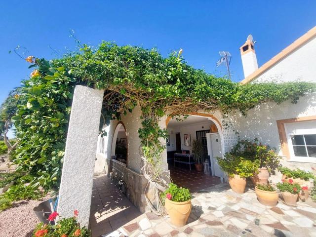 Masía en venta en Elche Elx, La Marina. Descubre esta fincanbspde estilo tradicional español, situada en un entorno privilegiado y tranquilo, a tan solo 400 metros del ma. Masías Elche.