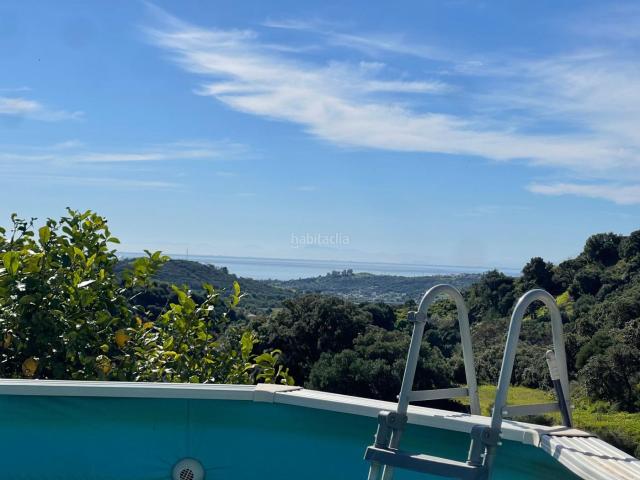 Masía en venta en Estepona, Altos de Estepona. Fantástico terreno con casa legalmente registrada y vistas al mar rodeado de naturaleza muy cerca del pueblo de Estepona. Masías.