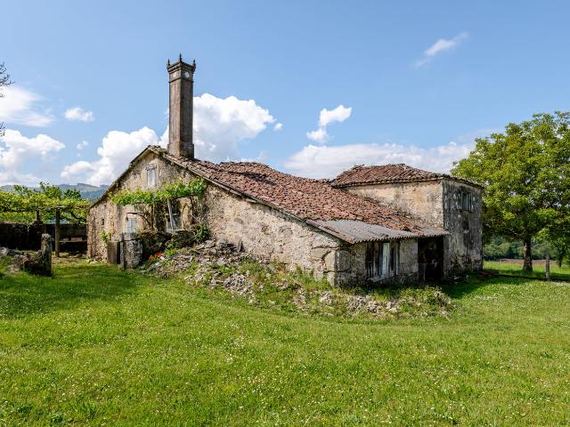Masía en venta en Estrada A. Casa rústica a reformar con hórreo y finca edificable en A Estrada. Masías Estrada.