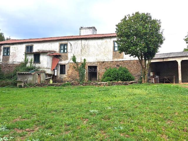 Masía en venta en Frades. Se vende antigua casa rectoral con encanto y gran potencial en plena naturaleza. Masías.