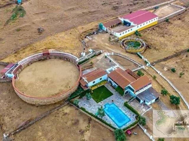 Masía en venta en Higuera de Vargas. Cortijo exclusivo en Badajoz con finca de 19 hectáreas, instalaciones ganaderas y vivienda de lujo. Masías Higuera de.