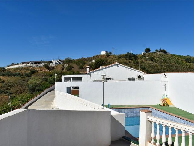 Masía en venta en Iznate. Casa con piscina, vistas increíbles. Masías.