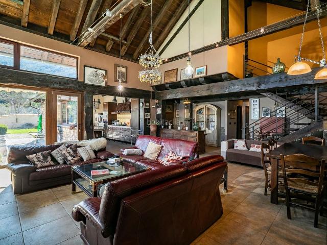 Masía en venta en Jaca, Poblaciones Norte. Sinfonía de Piedra, Madera y Naturaleza Exclusividad en el Corazón del Pirineo Espectacular Propiedad de Diseño Tradicional con 2. Masías.