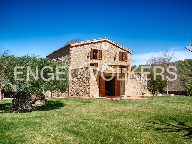 Masía en venta en Lladó. Magnífica masía aislada en Lladó. Masías.