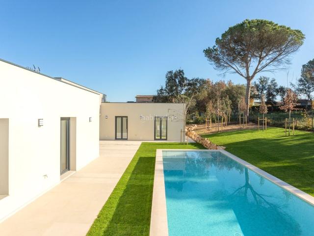 Masía en venta en Llagostera. Obra nueva en llagostera con pisicina lista para entrar a vivr. Masías.