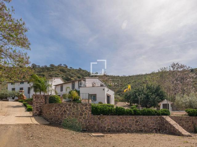 Masía en venta en Málaga, El Cortijuelo. Espectacular casa de campo en excelentes condiciones con más de 20 hectáreas en venta a sólo media hora del centro de Málaga. Masías.
