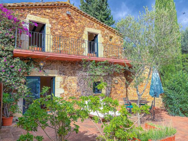Masía en venta en Mont ras Costa Brava. Encantadora masía en el centro de Montras, a pocos minutos de las playas de Calella y Llafranc. Masías.