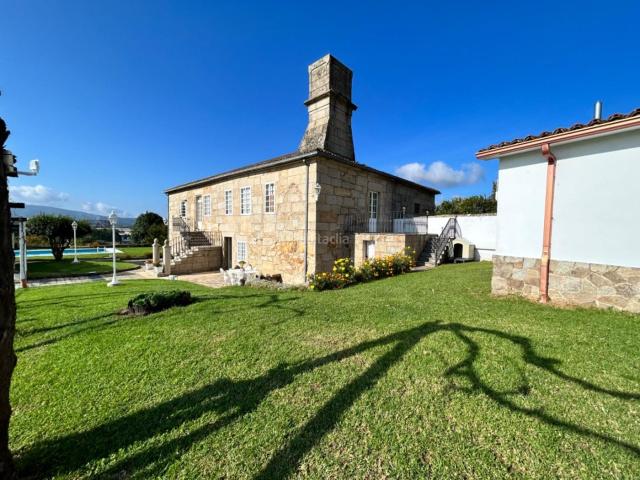 Masía en venta en Padrón. SE VENDE ESPECTACULAR CASA CON PISCINA Y AMPLIO JARDÍN CON ARBOLES FRUTALES EN PADRON. Masías.