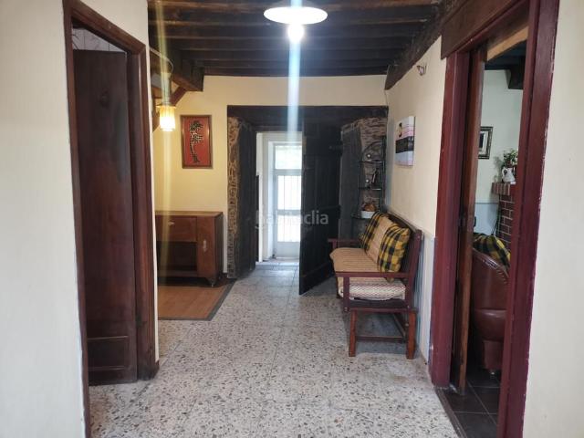 Masía en venta en Pino O. Engel&Völkers vende esta casa de pueblo, de piedra, con una finca de 20.000m2 en El Pino, próxima al Camino de Santiago. Masías Pino.