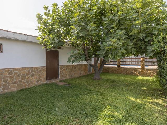 Masía en venta en Pinos Puente. ESPECTACULAR CORTIJO CON PISCINA EN PLANTA BAJA. Masías Pinos.