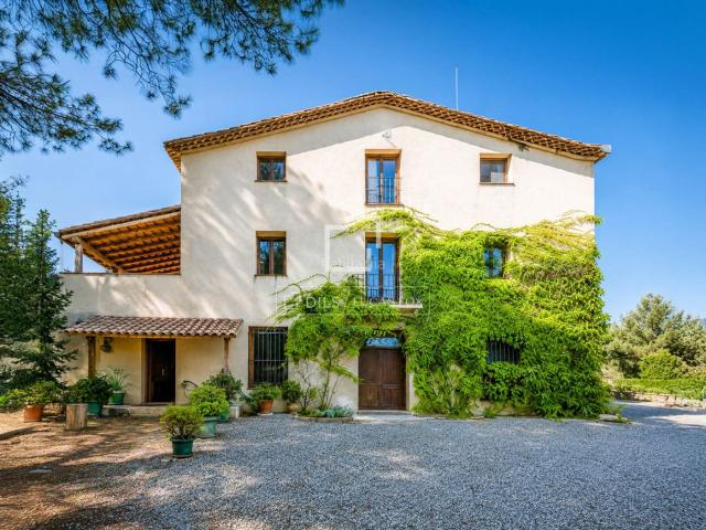 Masía en venta en Piera. Casa de campo de 7 dormitorios en venta con 6 hectáreas de terreno, piscina y vistas panorámicas a Montserrat. Masías.