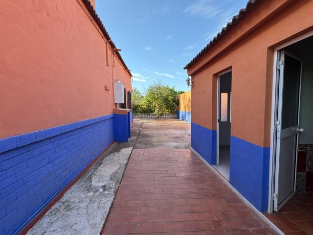 Masía en venta en Pilas. Ubicada en la tranquila y pintoresca localidad de Pilas, esta acogedora finca rustica es una oportunidad única para aquellos que b. Masías.