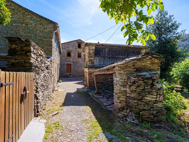 Masía en venta en Pontenova A. Aldea completa con 17 construcciones en A Pontenova. Masías Pontenova.