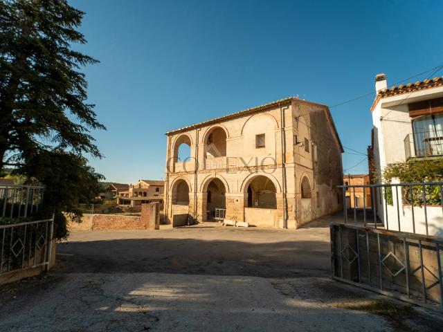 Masía en venta en Pontós. MASÍA EN PONTÓS CON TERRENO INCLUIDO PARA CONSTRUIR 3 ADOSADOS. Masías.