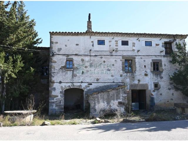 Masía en venta en Pontós. En venta casa rústica por reformar con terraza y vistas en Pontós Empordà. Masías.