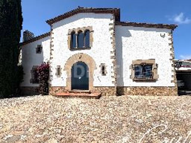 Masía en venta en Platja d´Aro, Urbanitzacions Costa Brava. Fantástica propiedad con vistas al mar a solo 5 minutos del centro de Platja dAro. Masías Platja.